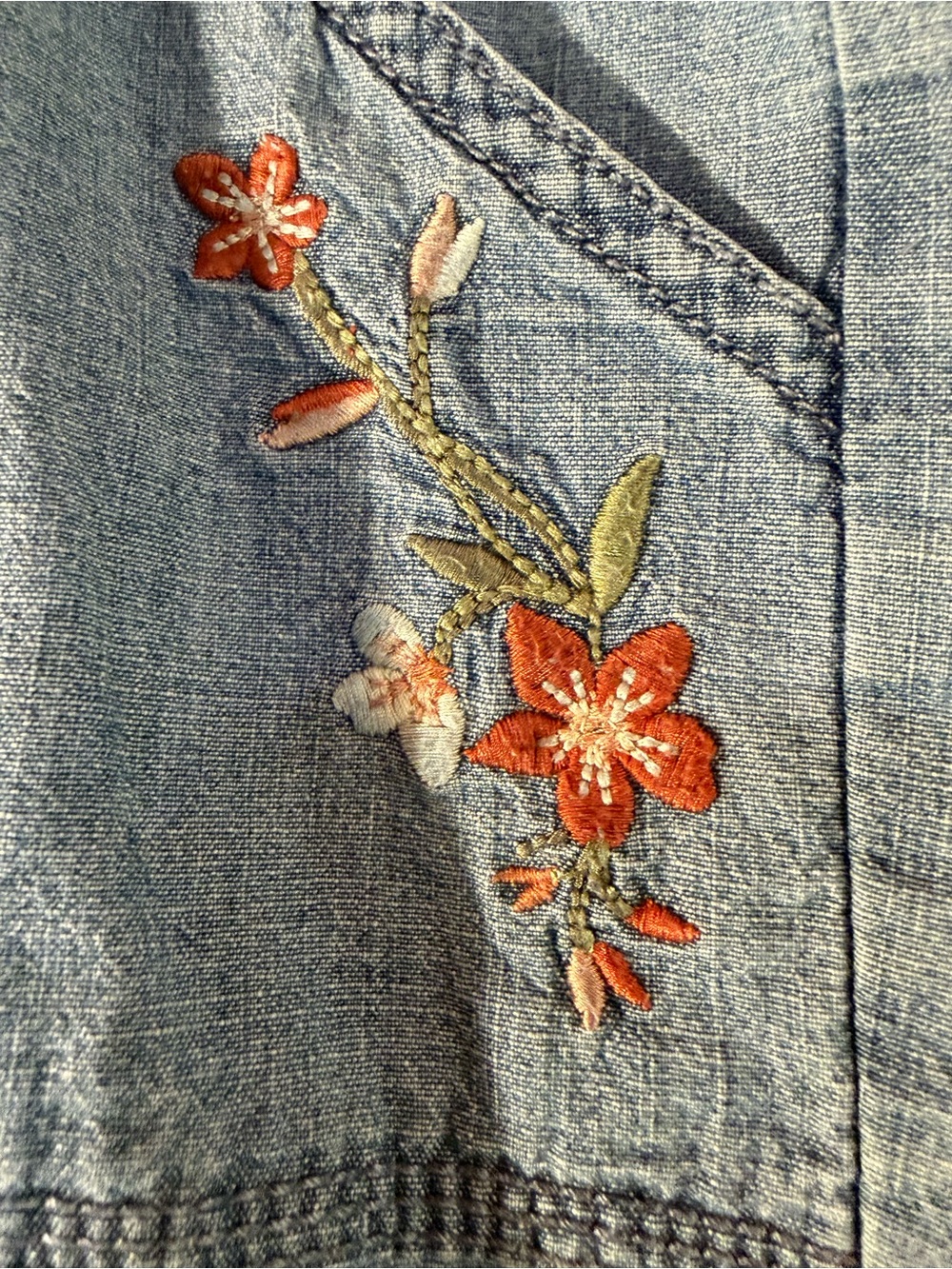 St. John’s Bay Embroidered Chambray Bermuda Shorts Women’s Size 12 Floral - Picture 3 of 9